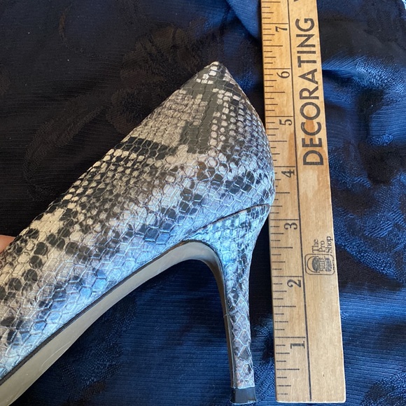 Franco Sarto Gray Snakeskin, Pointed Toe Pumps.9 M.Preowned,excellent condition. - Picture 7 of 7